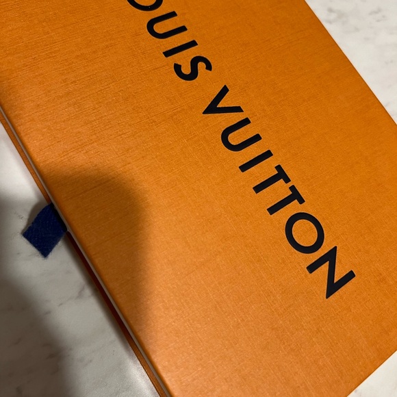 iPhone 11 Louis Vuitton phone case - Picture 3 of 9